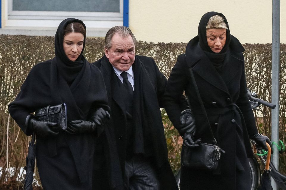 Fritz Wepper muss auf dem Weg zur Beerdigung seiner Frau gestützt werden