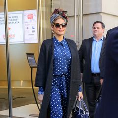 19. März 2018   Eva Mendes lässt sich seit der Geburt ihrer Kinder nicht besonders oft in der Öffentlichkeit blicken. Umso erfreulicher ist ihr stylischer Auftritt vor einem Bürogebäude im New York. 