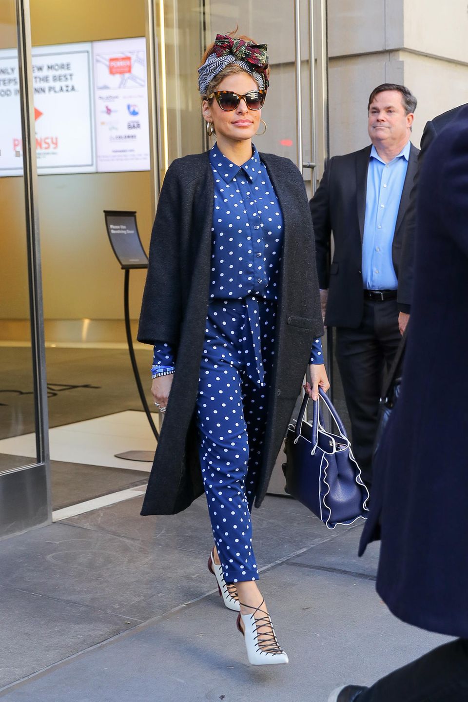 19. März 2018 Eva Mendes lässt sich seit der Geburt ihrer Kinder nicht besonders oft in der Öffentlichkeit blicken. Umso erfreulicher ist ihr stylischer Auftritt vor einem Bürogebäude im New York. 19. März 2018 Eva Mendes lässt sich seit der Geburt ihrer Kinder nicht besonders oft in der Öffentlichkeit blicken. Umso erfreulicher ist ihr stylischer Auftritt vor einem Bürogebäude im New York.