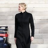 In einem bodenlangen, schwarzen Mantel erscheint Fürstin Charléne bei der Messe anlässlich der Feierlichkeiten Sainte Dévote 2019 in Monte-Carlo (Anmerkung der Redaktion: Es wird der Heiligen Devota, der Schutzpatronin Monacos, gedacht). 