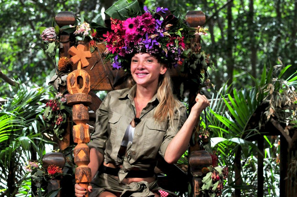 Dschungelcamp 2019 (RTL): Evelyn Burdecki 13. Staffel - 2019 - Evelyn Burdecki Wie im Vorjahr hat sich eine Frau die Dschungelkrone erkämpft. Evelyn Burdecki heißt die Dschungelkönigin 2019. Durch ihre sympathisch, verpeilte Art, konnte Evelyn die Herzen der Zuschauer gewinnen und sich im Finale gegen Felix van Deventer und Peter Orloff durchsetzen.