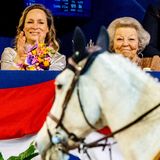 Prinzessin Margarita und Prinzessin Beatrix besuchen das Reitturnier "Jumping Amsterdam" und verfolgen das Geschehen von der Tribüne ... 
