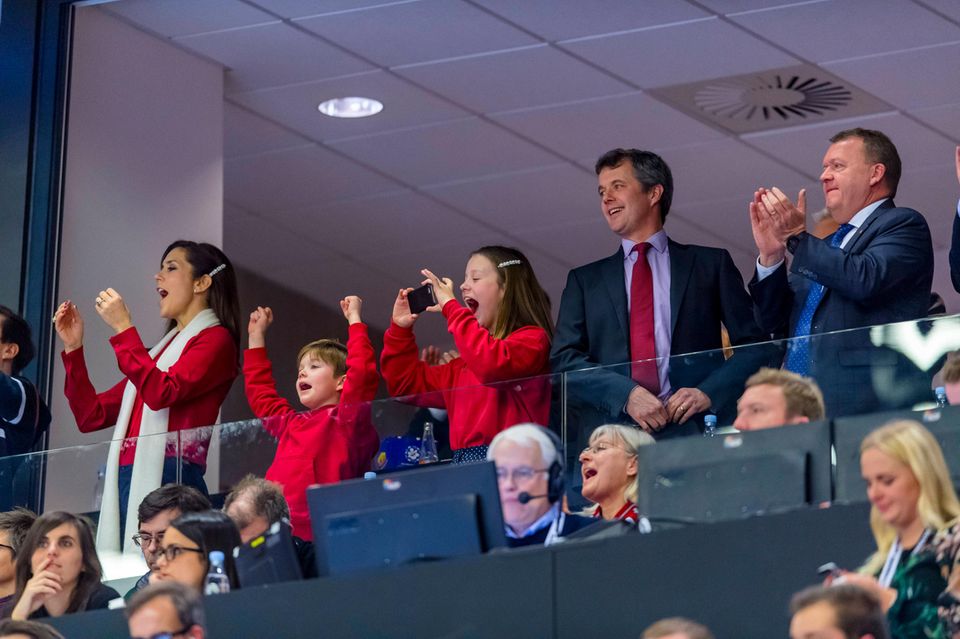 27. Januar 2019 Prinzessin Mary, Prinz Vincent, Prinzessin Isabella und Prinz Frederik feuern die dänische Nationalmannschaft beim Finale der Handball-Weltmeisterschaft im eigenen Land eifrig an. Das Daumendrücken hat geholfen, Dänemark setzt sich mit 31:22 gegen Norwegen durch. 27. Januar 2019 Prinzessin Mary, Prinz Vincent, Prinzessin Isabella und Prinz Frederik feuern die dänische Nationalmannschaft beim Finale der Handball-Weltmeisterschaft im eigenen Land eifrig an. Das Daumendrücken hat geholfen, Dänemark setzt sich mit 31:22 gegen Norwegen durch.