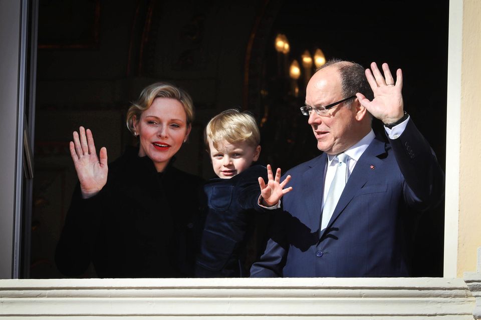 27. Januar 2019 Fürstin Charlène, Sohn Prinz Jacques und Fürst Albert grüßen bei den Feierlichkeiten der Sainte Dévote 2019 (wo der der Heiligen Devota, der Schutzpatronin Monacos, gedacht wird) vom Balkon. 27. Januar 2019 Fürstin Charlène, Sohn Prinz Jacques und Fürst Albert grüßen bei den Feierlichkeiten der Sainte Dévote 2019 (wo der der Heiligen Devota, der Schutzpatronin Monacos, gedacht wird) vom Balkon.