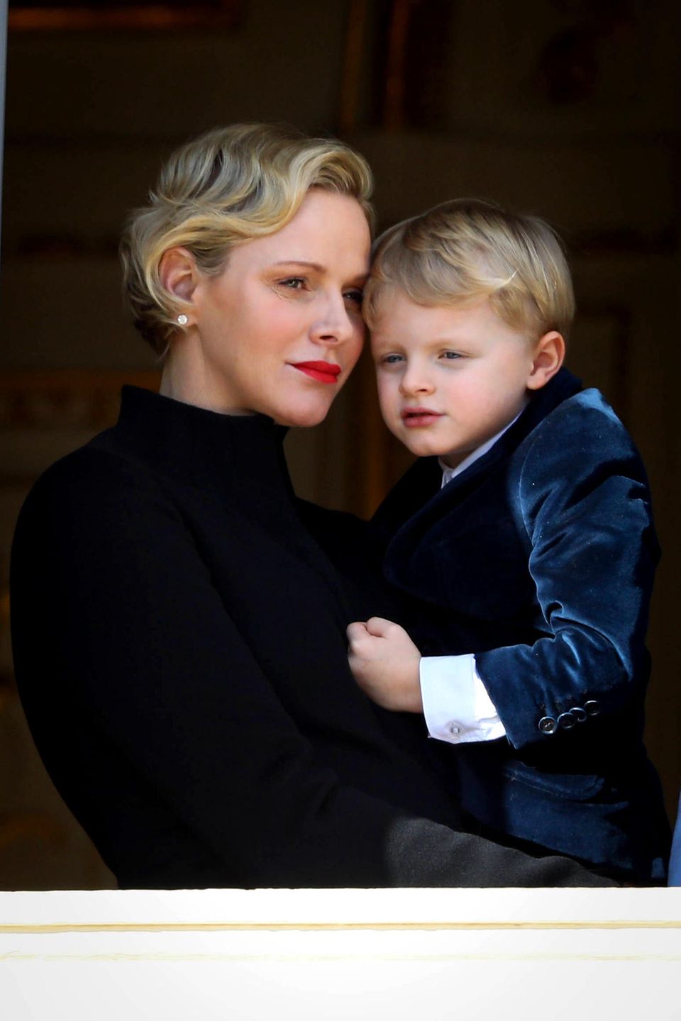 27. Januar 2019 Etwas schüchtern kuschelt sich Prinz Jacques bei dem Termin in Monte-Carlo in die Arme seiner Mutter. 27. Januar 2019 Etwas schüchtern kuschelt sich Prinz Jacques bei dem Termin in Monte-Carlo in die Arme seiner Mutter.