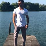 Domenico de Cicco achtet auf sein Äußeres – keine Frage. Dieses Foto zeigt den 35-Jährigen vor seinem Einzug ins Dschungelcamp, posierend wie ein Model. Doch ohne sein regelmäßiges Training und die richtige Menge an Muskelfutter am Tag schwinden bei Domenico die Kilos ...