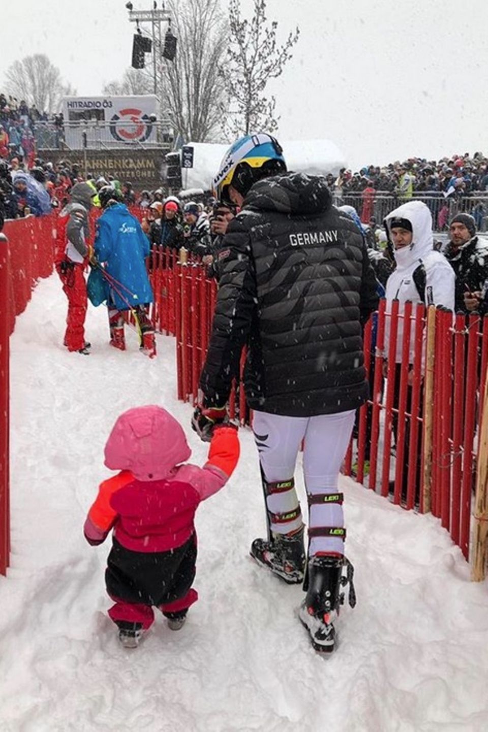 "Bye bye Kitzbühel" schreibt Felix Neureuther zu diesem süßen Schnappschuss mit seiner Tochter. Matilda hatte ihren Papa im rosafarbenen Schneeanzug zum "Kitzbühel-Slalom" begleitet und stapfte fröhlich an der Hand des Skifahrers durch den Schnee. 