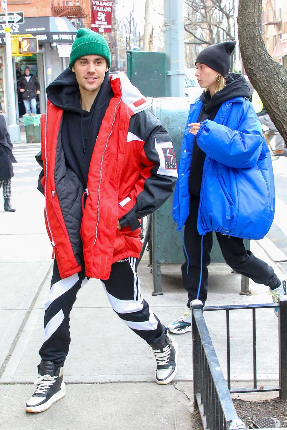 28. Januar 2019 In modischen, übergroßen Jacken werden Justin Bieber und seine Hailey in New York gesichtet. Im Stadtteil SoHo sind der Sänger und das Model auf dem Weg in ein Restaurant für ein leckeres Mittagessen. 28. Januar 2019 In modischen, übergroßen Jacken werden Justin Bieber und seine Hailey in New York gesichtet. Im Stadtteil SoHo sind der Sänger und das Model auf dem Weg in ein Restaurant für ein leckeres Mittagessen.