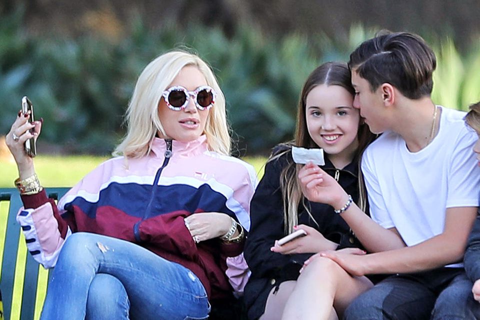 Sohn von Gavin Rossdale + Gwen Stefani: Gwen Stefani (l.) mit Sohn Kingston Rossdale (2.v.r.), seiner Freundin und einem Kumpel Gwen Stefani (l.) mit Sohn Kingston Rossdale (2.v.r.), seiner Freundin und einem Kumpel