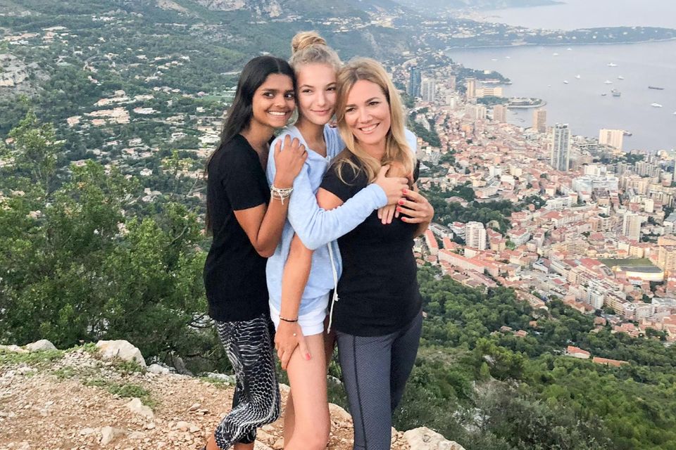 Jessica Stockmann (r.) mit ihren Töchtern Nisha (l.) und Nicita (Mitte)