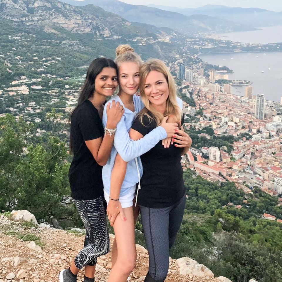 Jessica Stockmann (r.) mit ihren Töchtern Nisha (l.) und Nicita (Mitte)