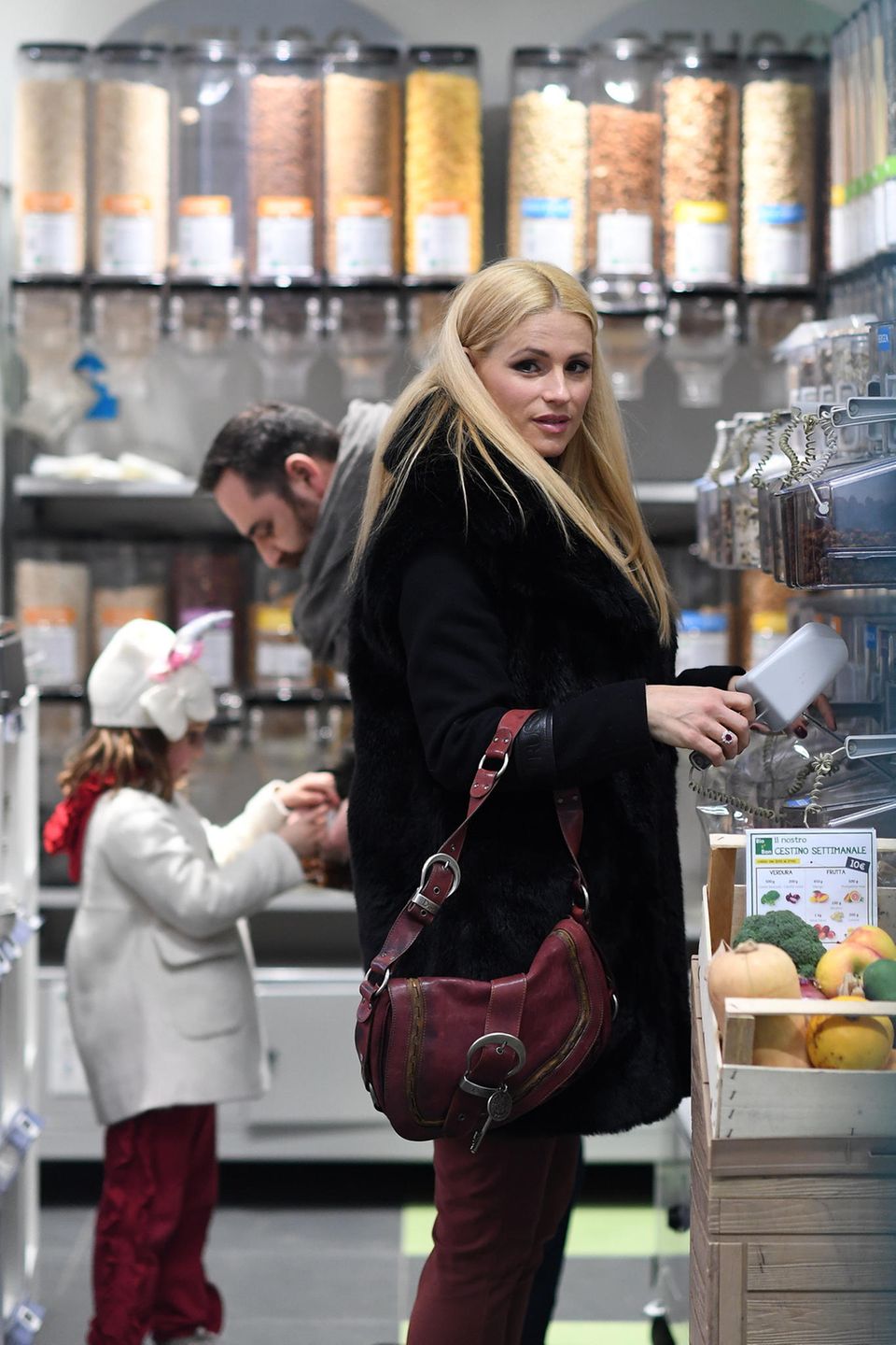 In Mailand wird Michelle Hunziker in einem verpackungsfreien Laden gesichtet. Mit einer kleinen Schaufel bewaffnet wühlt die Moderatorin sich durch die Produkte und setzt damit auch ein Zeichen für den Umweltschutz. In Mailand wird Michelle Hunziker in einem verpackungsfreien Laden gesichtet. Mit einer kleinen Schaufel bewaffnet wühlt die Moderatorin sich durch die Produkte und setzt damit auch ein Zeichen für den Umweltschutz.