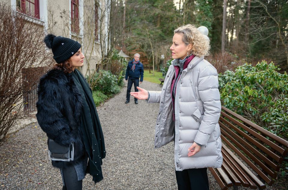 André (Joachim Lätsch, h.) beobachtet, wie Natascha (Melanie Wiegmann, r.) gegenüber Nadine (Erika Kibar, l.) die Beherrschung verliert André (Joachim Lätsch, h.) beobachtet, wie Natascha (Melanie Wiegmann, r.) gegenüber Nadine (Erika Kibar, l.) die Beherrschung verliert