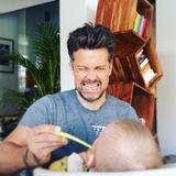 Väter können das vielleicht verstehen: Einem Baby die Muttermilch abzugewöhnen, kann ganz schön schlauchen. Schauspieler Wayne Carpendales Gesicht dürfte da Bände sprechen.