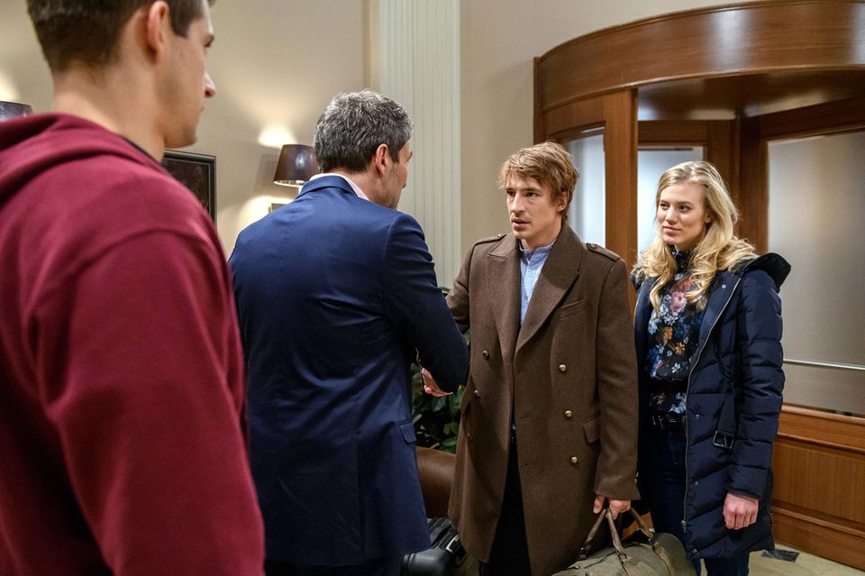 Sturm der Liebe: Christoph (Dieter Bach) verabschiedet sich in Folge 3107 von Viktor (Sebastian Fischer) und Alicia (Larissa Marolt) Christoph (Dieter Bach) verabschiedet sich in Folge 3107 von Viktor (Sebastian Fischer) und Alicia (Larissa Marolt)
