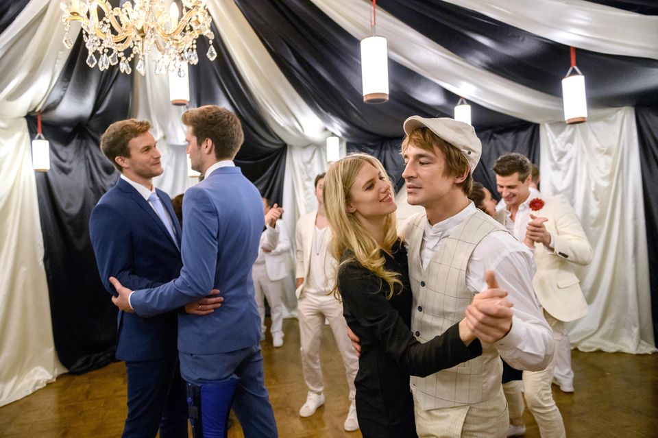 Sturm der Liebe: Alicia (Larissa Marolt) und Viktor (Boris Saalfeld) genießen in Folge 3104 die Hochzeit von Boris (Florian Frowein) und Tobias (Max Beier) Alicia (Larissa Marolt) und Viktor (Boris Saalfeld) genießen in Folge 3104 die Hochzeit von Boris (Florian Frowein) und Tobias (Max Beier)
