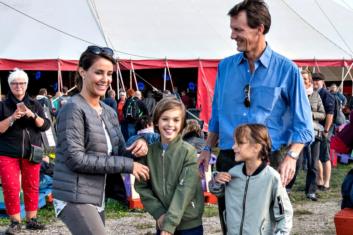 Prinz Joachim von Dänemark wird mit seiner Frau Prinzessin Marie und den zwei gemeinsamen Kindern Prinz Henrik und Prinzessin Athena nach Frankreich ziehen.
