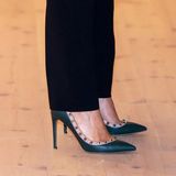 Marys "Rockstud"-Heels von Valentino (rund 600 Euro) sind nämlich ein absolutes Must-Have für jede Fashionista. 