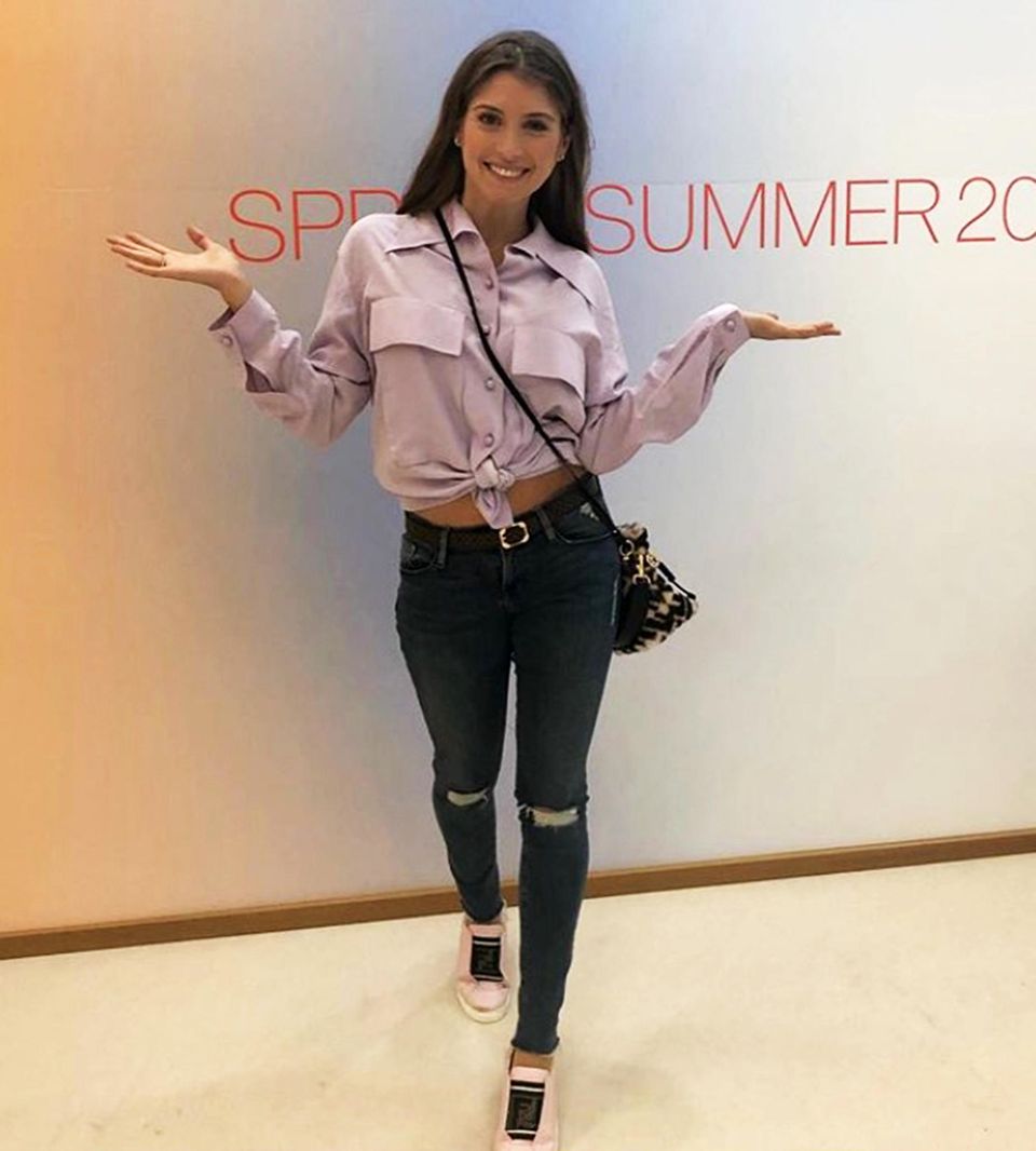 Ist denn schon wieder Sommer? Auf der Stoffmesse in München präsentiert sich Cathy Hummels gut gelaunt im bauchfreien Blusen- und Jeans-Look. Ist denn schon wieder Sommer? Auf der Stoffmesse in München präsentiert sich Cathy Hummels gut gelaunt im bauchfreien Blusen- und Jeans-Look.