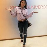 Ist denn schon wieder Sommer? Auf der Stoffmesse in München präsentiert sich Cathy Hummels gut gelaunt im bauchfreien Blusen- und Jeans-Look.