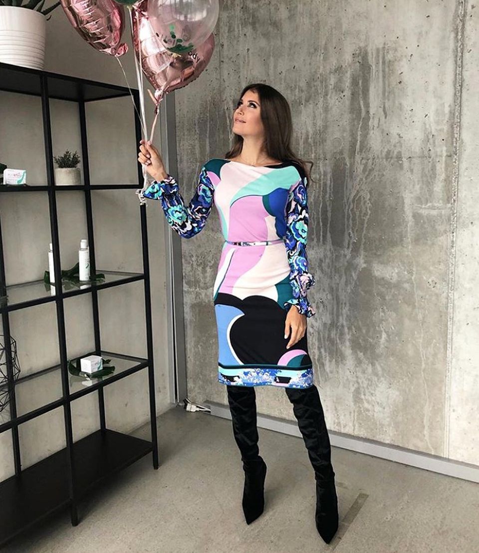 Für den Launch der neuen Kosmetik-Produkte von Hello Body hat sich Cathy Hummels ganz besonders schick gemacht. Den farblich kühlen Retro-Look kombiniert sie gekonnt mit schwarzen Overknee-Stiefeln. Für den Launch der neuen Kosmetik-Produkte von Hello Body hat sich Cathy Hummels ganz besonders schick gemacht. Den farblich kühlen Retro-Look kombiniert sie gekonnt mit schwarzen Overknee-Stiefeln.