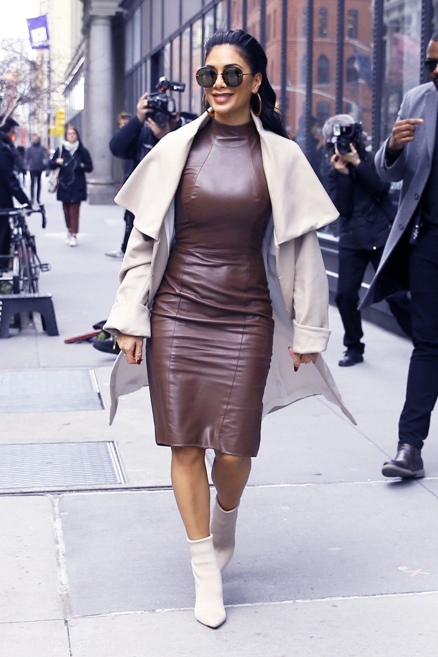 In einem braunen Lederkleid flaniert Nicole Scherzinger zu einem Event in New York. Farblich harmoniert ihr Dress ausgezeichnet mit ihrem beigefarbenen Mantel und den farblich abgestimmten Booties. Ein eleganter Hingucker-Look, finden Sie nicht? 