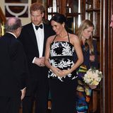 Bei der "Royal Variety Performance" im Londoner Palladium ruhen die Hände der Herzogin von Sussex selbstverständlich auf ihrem Babybauch.