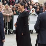 Herzogin Meghan trifft auf Studenten und Akademiker der Londoner Universität - unverkennbar auch hier ihre Schwangerschaftsgeste.