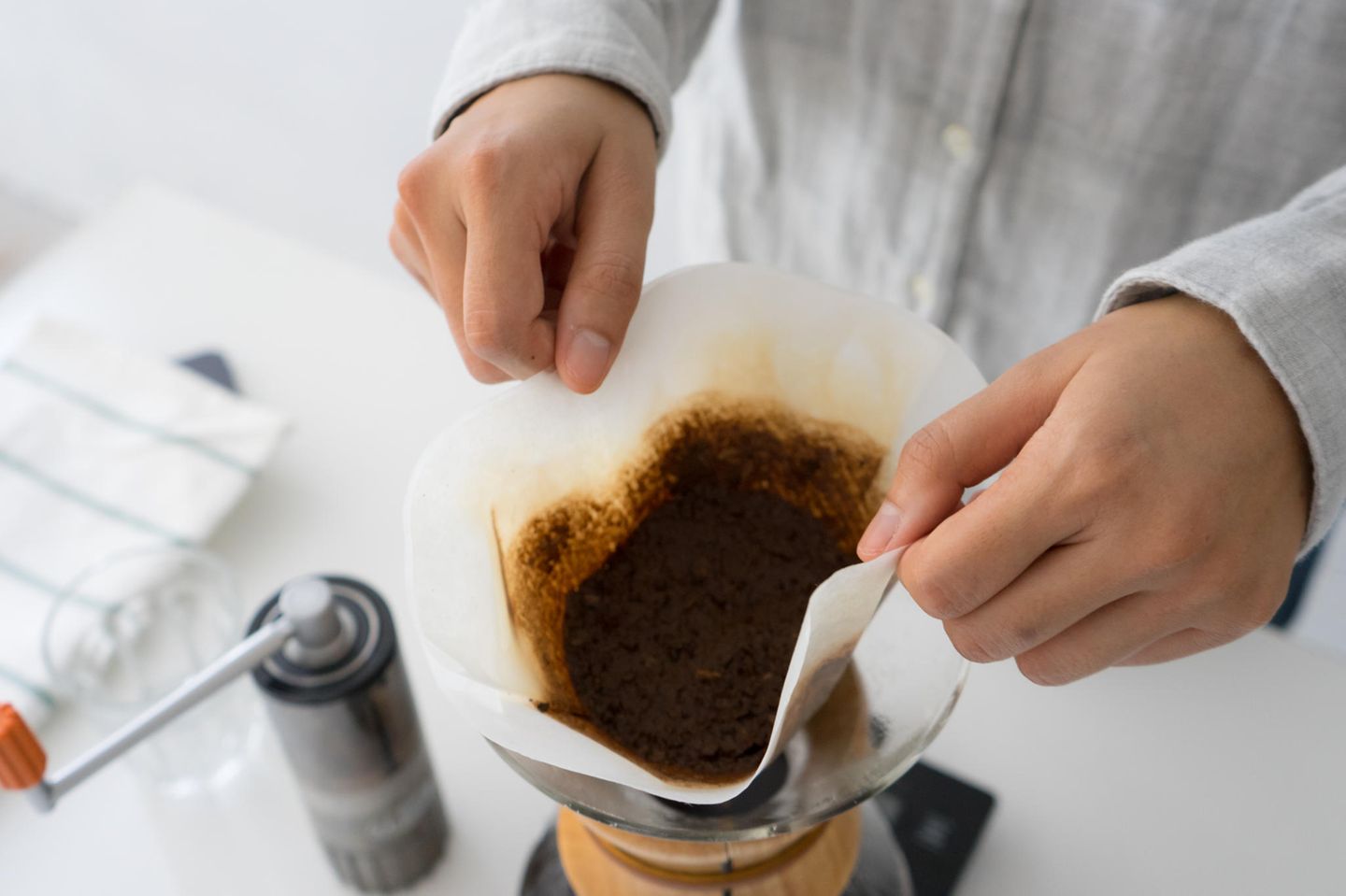 Der Kaffeesatz kann nach dem Aufbrühen noch verwendet werden