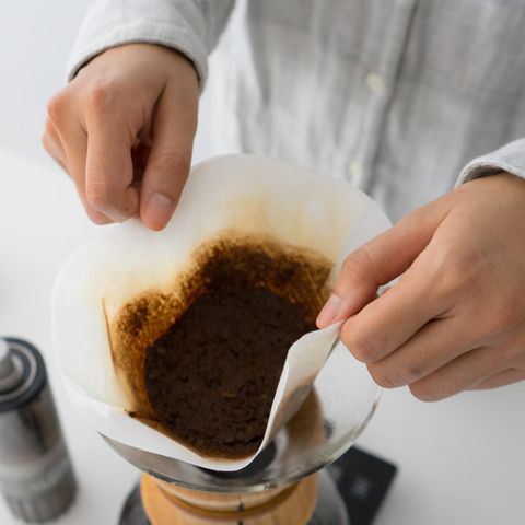Der Kaffeesatz kann nach dem Aufbrühen noch verwendet werden