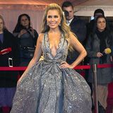 Was für ein Auftritt! Sylvie Meis zieht in einer funkelnden Couture-Robe aus der Feder von Designer Brian Rennie alle Blicke auf sich. Das tief ausgeschnittene Dekolletée, der opulente Rock und die unzähligen, glitzernen Applikationen bescheren ihr einen wahren Prinzessinnen-Auftritt.