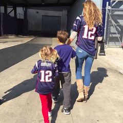 Bei Gisele Bündchen ist eigentlich ganz klar, für welche Mannschaft sie und ihre Kids mitfiebern. Natürlich unterstützen sie ihren Mann und Papa, Tom Brady, den Star der New England Patriots.
