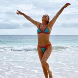 "Freiheit wie ich sie nie zuvor gefühlt habe" - Yolanda Hadid, Mutter von Gigi und Bella Hadid, hat sich mit 55 Jahren von all ihren Implantaten und Beauty-OPs getrennt. Stolz präsentiert sie ihren neuen Natur-Body auf Instagram mit diesem sexy Foto im Bikini. Kann sich auf jeden Fall sehen lassen!