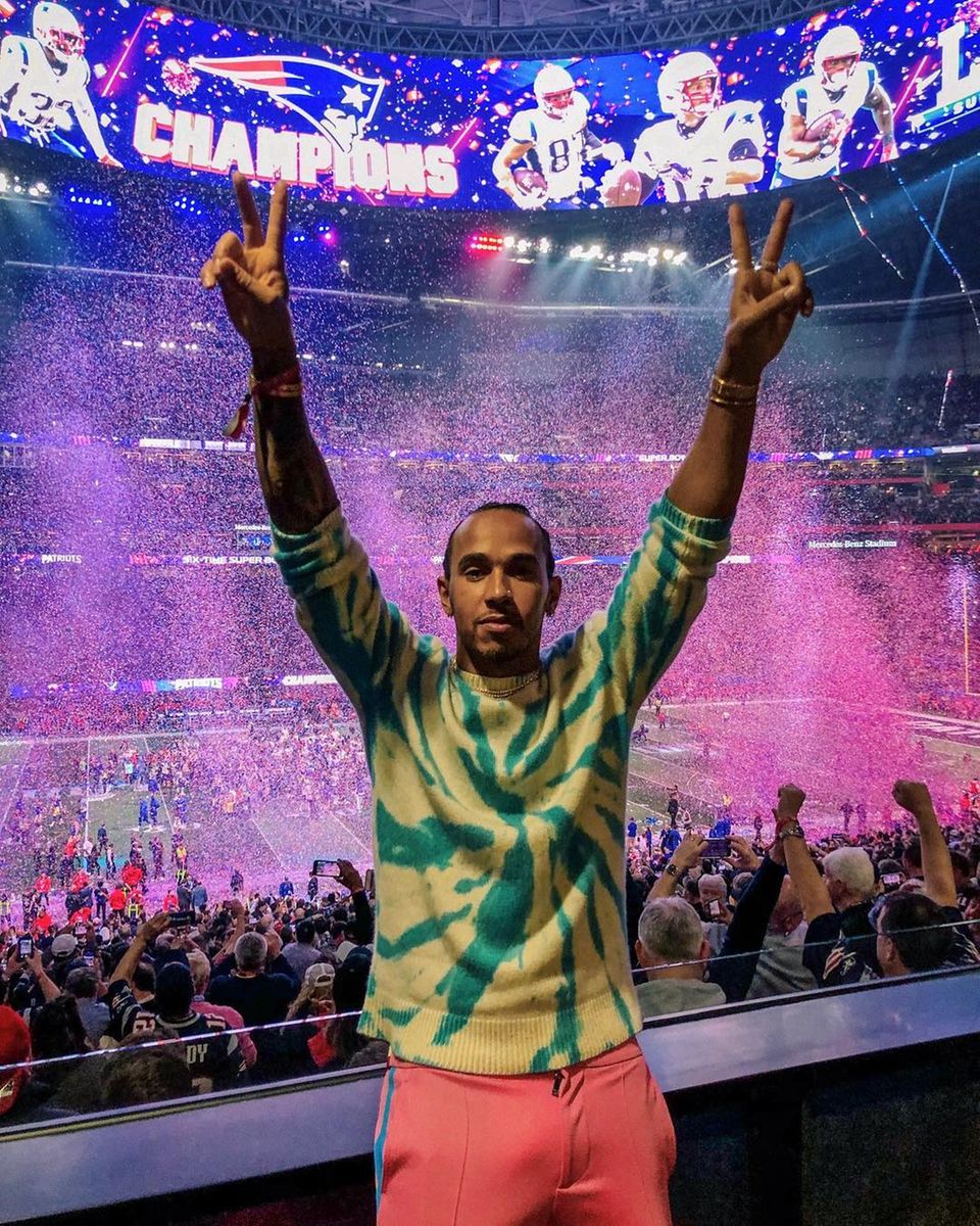 F1-Star Lewis Hamilton gehört zu den fröhlichen Augenzeugen im Stadion. F1-Star Lewis Hamilton gehört zu den fröhlichen Augenzeugen im Stadion.