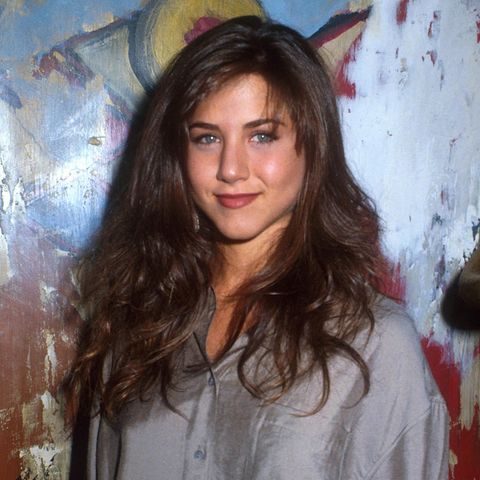 Mit zarten 21 Jahren trägt Jennifer Aniston, die mit ihrer Rolle als "Rachel" in der Erfolgsserie "Friends" einige Jahre später ihre Weltkarriere starten soll, ihre berühmte Haarpracht lang und mit ihrer natürlichen dunkelbraunen Farbe.