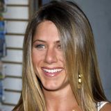 Juni 2002  Mit langen Haaren wirkt Jennifer Aniston jedoch weniger streng.