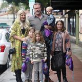 2. Februar 2019  Großfamilie on Tour: Tori Spelling besucht mit Ehemann Dean McDermott und vier ihrer fünf Kinder die Premiere von "The Lego Movie 2". Zu erkennen ist dies an den lilafarbenen Merchandise-Beuteln, die Hattie, Finn, Beau und Stella in der Hand halten. Ob der älteste Sohn des Paares, das seit 2006 verheiratet ist, schon etwas anderes vorhatte? Liam ist auf der kunterbunten Familien-Aufnahme nicht zu sehen.
