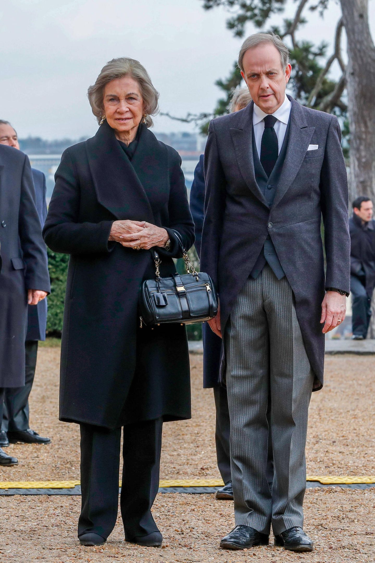 Königin Sofia von Spanien steht neben Jean de France, dem Sohn und Nachfolger des verstorbenen Henri d'Orléans.
