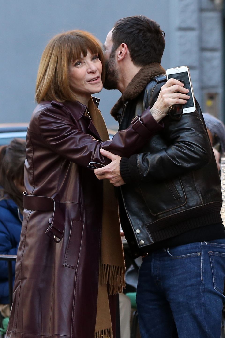 4. Februar 2019 Küsschen zwischen Modegenies: In New York verabschiedet sich US-Vogue Chefredakteurin Anna Wintour nach einem Lunch von Louis Vuittons Künstlerischem Direktor Nicolas Ghesquière. 4. Februar 2019 Küsschen zwischen Modegenies: In New York verabschiedet sich US-Vogue Chefredakteurin Anna Wintour nach einem Lunch von Louis Vuittons Künstlerischem Direktor Nicolas Ghesquière.