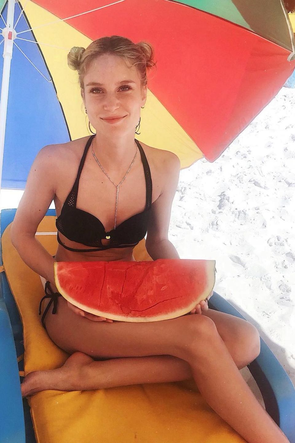 "Ich habe eine Wassermelone getragen!" – ein viel zitierter Satz aus dem Film "Dirty Dancing", der dank dieses Fotos nun auch auf Kim Hnizdo zutrifft. Es zeigt die "Germanys next Topmodel"-Siegerin im Urlaub in Südafrika. Schützend vor der prallen Sonne sitzt Kim unter einem bunten Sonnenschirm im Sand. In ihrer Hand hält sie ein beliebtes Bikini-Food: eine Wassermelone! Als Model weiß sie natürlich genau, welche Lebensmittel ihrer Strandfigur gut tun und so ersetzt sie fettige Pommes zum Mittag durch das kalorien- und fettarme Obst.