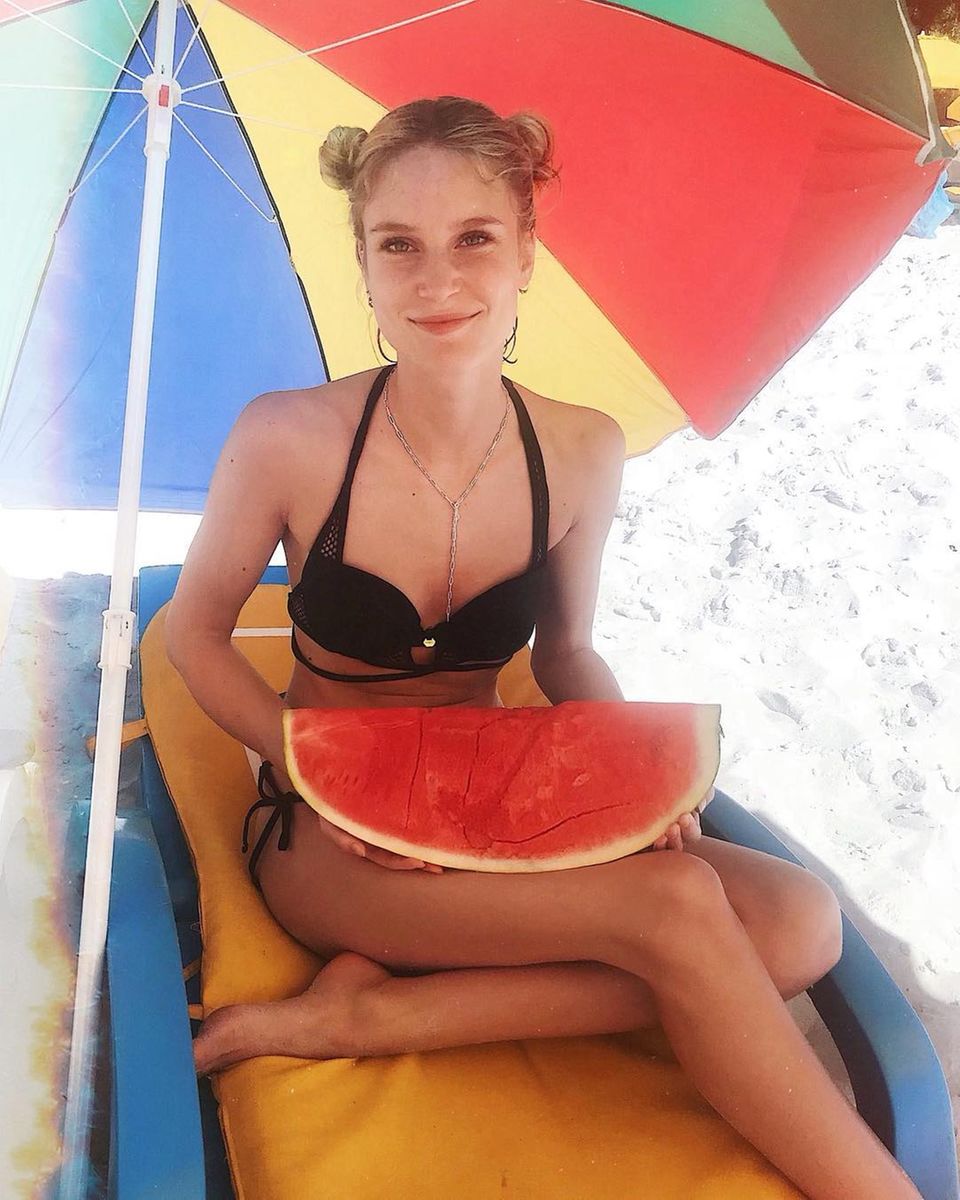 "Ich habe eine Wassermelone getragen!" – ein viel zitierter Satz aus dem Film "Dirty Dancing", der dank dieses Fotos nun auch auf Kim Hnizdo zutrifft. Es zeigt die "Germanys next Topmodel"-Siegerin im Urlaub in Südafrika. Schützend vor der prallen Sonne sitzt Kim unter einem bunten Sonnenschirm im Sand. In ihrer Hand hält sie ein beliebtes Bikini-Food: eine Wassermelone! Als Model weiß sie natürlich genau, welche Lebensmittel ihrer Strandfigur gut tun und so ersetzt sie fettige Pommes zum Mittag durch das kalorien- und fettarme Obst. "Ich habe eine Wassermelone getragen!" – ein viel zitierter Satz aus dem Film "Dirty Dancing", der dank dieses Fotos nun auch auf Kim Hnizdo zutrifft. Es zeigt die "Germanys next Topmodel"-Siegerin im Urlaub in Südafrika. Schützend vor der prallen Sonne sitzt Kim unter einem bunten Sonnenschirm im Sand. In ihrer Hand hält sie ein beliebtes Bikini-Food: eine Wassermelone! Als Model weiß sie natürlich genau, welche Lebensmittel ihrer Strandfigur gut tun und so ersetzt sie fettige Pommes zum Mittag durch das kalorien- und fettarme Obst.