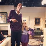 Nein, das ist keine Fotomontage! Den 2,18 Meter großen Basketballer Kareem Abdul-Jabbar und Schauspielerin Melissa Rauch trennen tatsächlich 66 Zentimeter Größenunterschied. Dass sie der Sportlegende nur bis zum Bauchnabel reicht ist für Melissa aber kein Grund zu verzweifeln - das Posting bei Instagram ist eine Bewerbung für die Los Angeles Lakers. Ganz ernst ist diese natürlich nicht gemeint: Die "Big Bang Theory"-Darstellerin bewirbt sich als "sehr kleiner Small Forward" (Flügelspielerin).