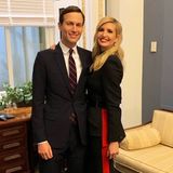 Der Zweiteiler überrascht mit raffinierten Details wie einem roten, seitlichen Streifen auf Blazer und Rock. Der Rock weist zudem einen extravaganten Schnitt auf, der die Figur von Ivanka Trump perfekt in Szene setzt. Insgesamt kostet dieser Look umgerechnet rund 4.323 Euro. Kein Schnäppchen! 