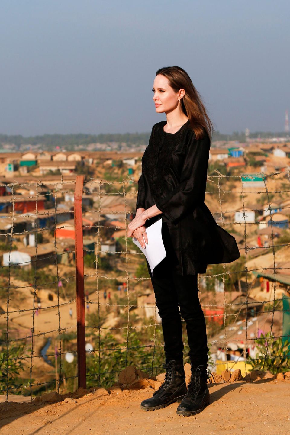 Es ist ein öffentlicher Auftritt, der Angelina Jolie besonders am Herzen liegt: In Bangladesch besucht die UN-Sonderbotschafterin ein Rohingya-Flüchtlingslager, wo sie eine Rede hält. Zur Pressekonferenz erscheint die 43-Jährige ganz in Schwarz: Zu einer seidenen Tunika mit bestickten Ornamenten trägt sie eine schmale Jeans, deren Enden in derben Boots verschwinden. Es ist ein öffentlicher Auftritt, der Angelina Jolie besonders am Herzen liegt: In Bangladesch besucht die UN-Sonderbotschafterin ein Rohingya-Flüchtlingslager, wo sie eine Rede hält. Zur Pressekonferenz erscheint die 43-Jährige ganz in Schwarz: Zu einer seidenen Tunika mit bestickten Ornamenten trägt sie eine schmale Jeans, deren Enden in derben Boots verschwinden.