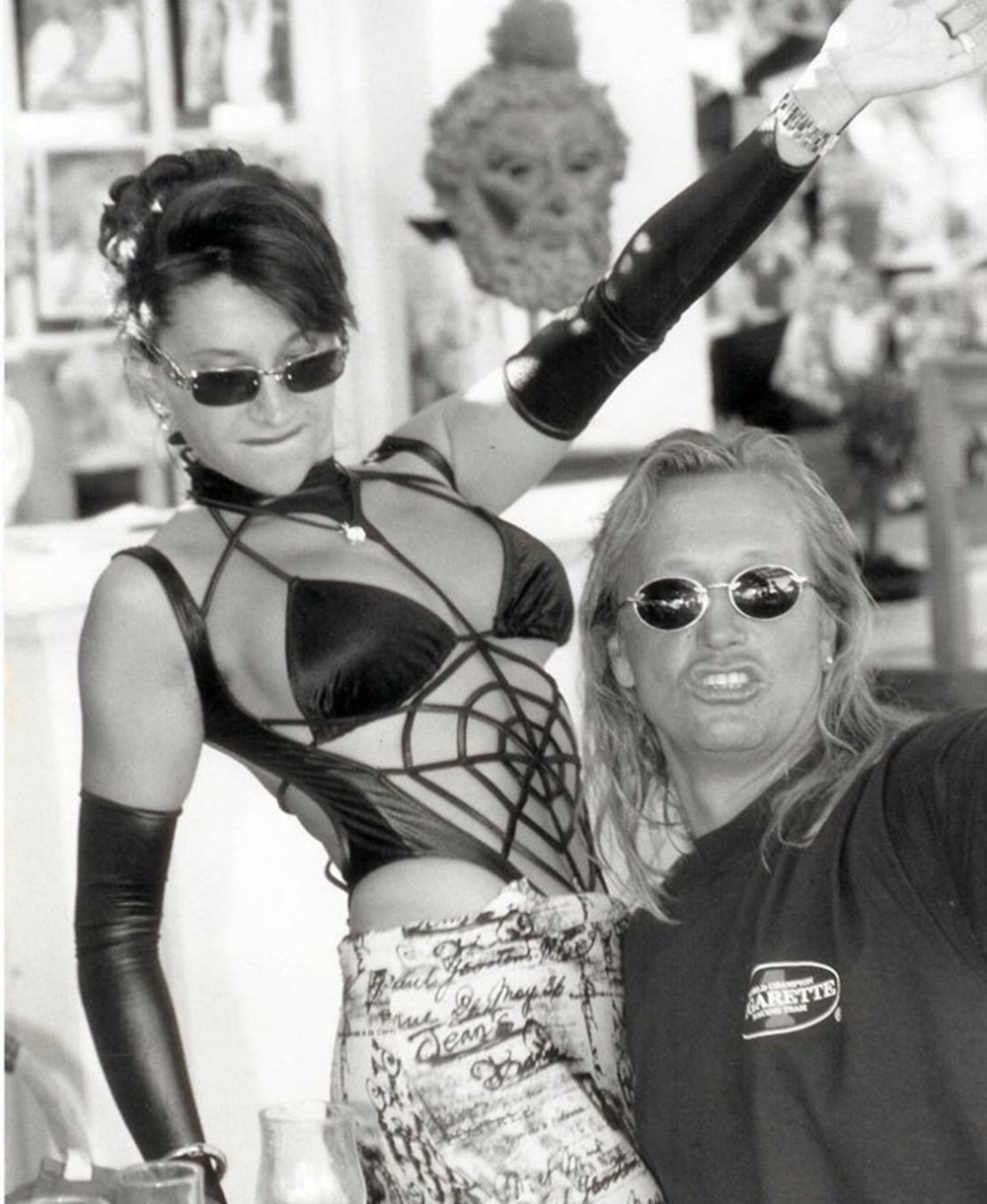 In 1999 schlüpft Carmen Geiss in einen wirklich extremen Monokini. Fast sieht es so aus, als würde sie mit Robert die Love Parade feiern.