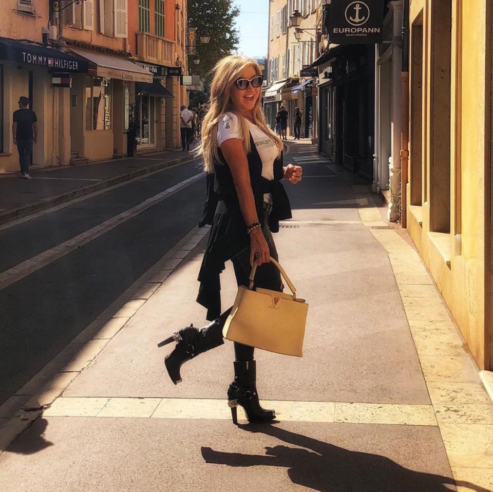 Für Carmen Geiss sind keine Heels zu hoch. Klar, dass auch in 2019 hohe Boots zu ihrem Look gehören. Für Carmen Geiss sind keine Heels zu hoch. Klar, dass auch in 2019 hohe Boots zu ihrem Look gehören.