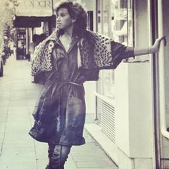In 1981 ist Carmen Geiss noch nicht blond! Ihre langen, hellen Haare - für die wir sie heute kennen - sind damals noch kurz und dunkel.