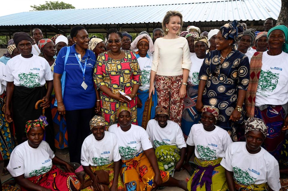 Zusammen mit den Frauen posiert Mathilde für ein Gruppenbild. Zusammen mit den Frauen posiert Mathilde für ein Gruppenbild.