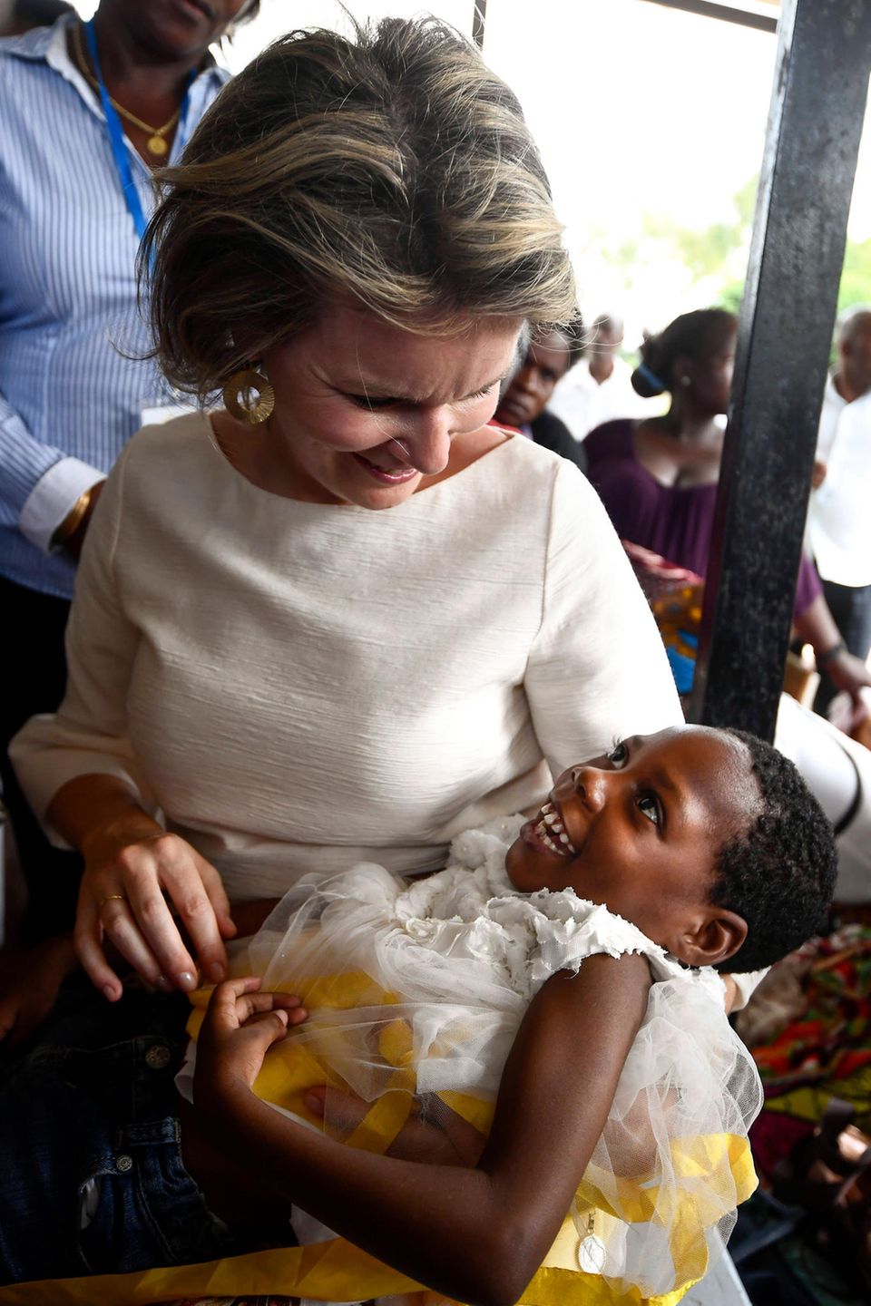 Bei diesem Anblick wird einem ganz warm ums Herz: Im Krankenhaus von Chokwe bringt Königin Mathilde ein krankes Mädchen zum Lachen. Bei diesem Anblick wird einem ganz warm ums Herz: Im Krankenhaus von Chokwe bringt Königin Mathilde ein krankes Mädchen zum Lachen.