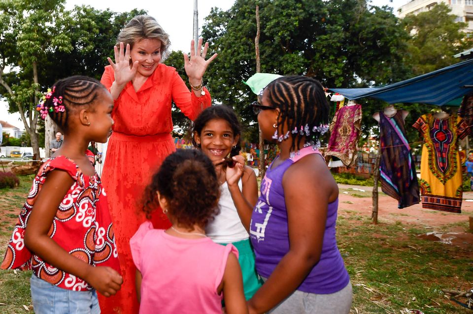 Beim Besuch des "Habel Jafar Health Center" in Marracuene in der Provinz Maputo spielt Mathilde fröhlich mit einer Gruppe von Mädchen. Beim Besuch des "Habel Jafar Health Center" in Marracuene in der Provinz Maputo spielt Mathilde fröhlich mit einer Gruppe von Mädchen.